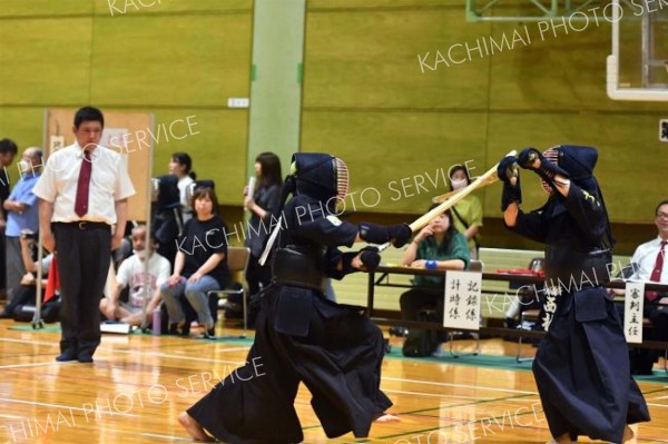 【団体戦中学生女子の部決勝】先鋒の西村璃奈（右、音更一心会Ｂ）が相手の鋭い攻撃を防御する