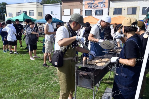 焼き鳥など飲食の屋台には多くの来場者が列をつくった