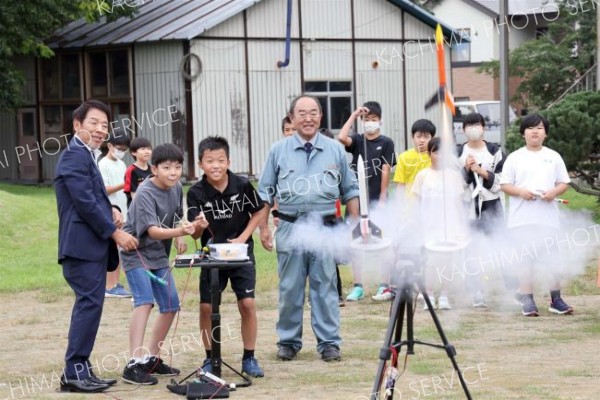 「好きなことに挑戦を」　植松電機社長が啓北小で講演　自作ロケット打ち上げも