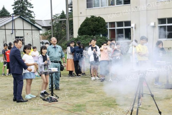 植松社長の助言も受けながら作ったロケットを打ち上が笑顔を見せる児童たち