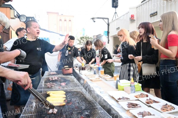 通りにひしめく酔客、店主総出でおもてなし　北の屋台まつり