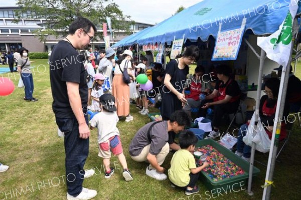 縁日のブースでは多くの子どもや家族連れなどが楽しんでいた