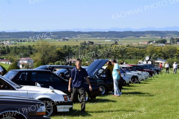 ビンテージカーが並んだ会場