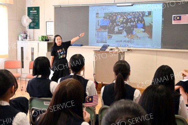 ２３年前の元留学生、家族連れて帯南商高に来校