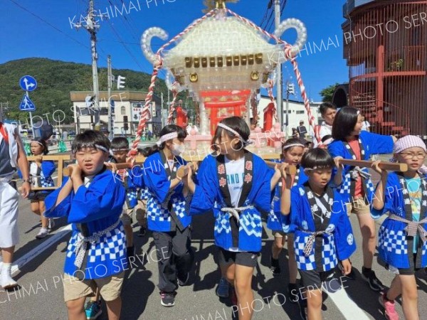 新得町内をみこし練り歩く　新得神社秋季祭典