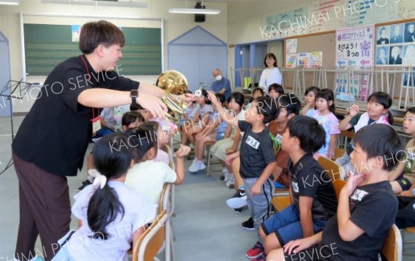 中札内小学校で音大生が行った音楽の授業