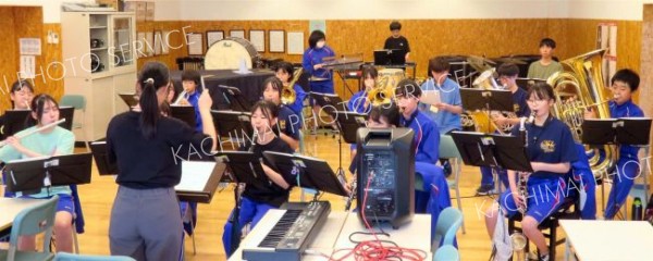 中札内中学校の吹奏楽部を指導する音大生