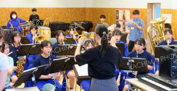 中札内中学校の吹奏楽部を指導する音大生