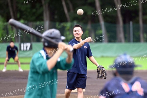 <strong>＜打てるか「山なり」＞</strong><br>ソフトボールで山なりのスローボールで繰り出す帯農の投手