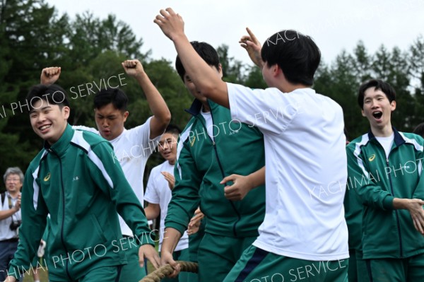 綱引きで勝利し盛り上がる帯工チーム