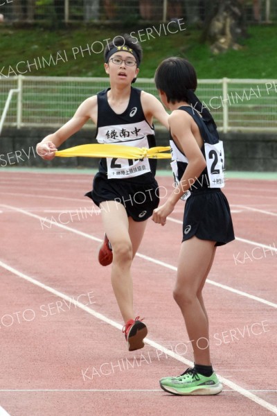 【男子低学年の部】緑南の４区・吉水蒼介（左）が逆転の１位で５区・たすきをつないだ