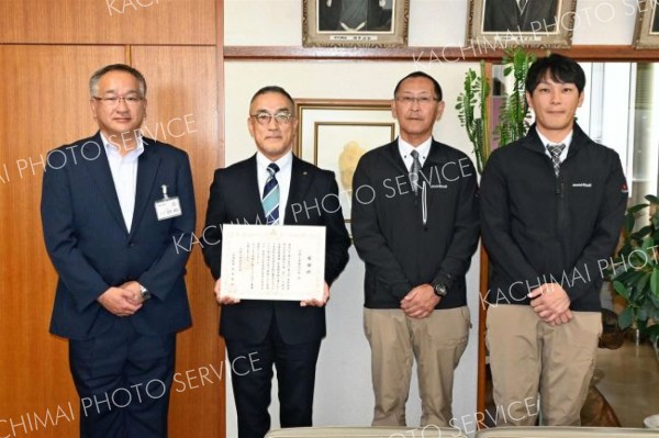 中学校舗装補修に感謝状　池田町