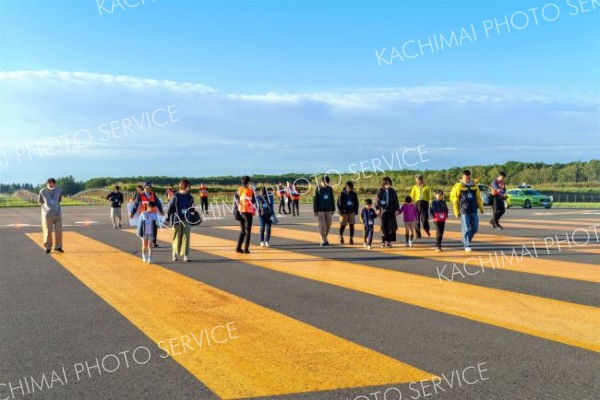 普段入れない滑走路を歩いて見学した「モーニングランウェイウォーク」（北海道エアポート提供）