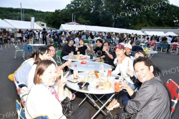 さまざまな食べ物や出し物で盛況だった北勝光生会の感謝祭