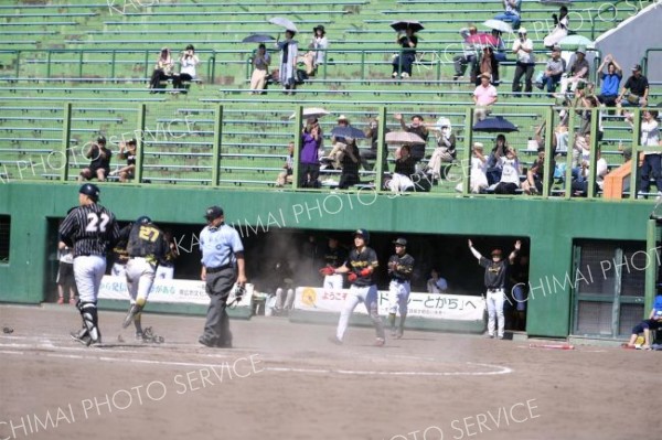 【２回戦・ミスターラック―スリーエスグループ・高知】九回裏無死二、三塁から佐藤進太郎の犠飛で同点に追いつき、歓喜のベンチとスタンド