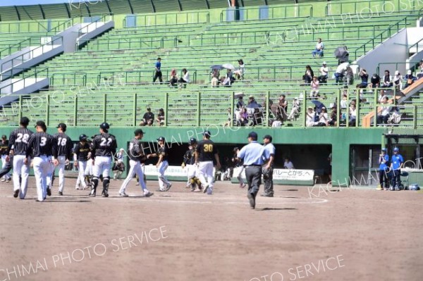 試合終了後、観客席から健闘をたたえる拍手が約２０秒続いた