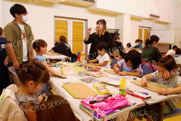 ８３人の親子連れらが楽しんだ絵本ライブ＆ワークショップ