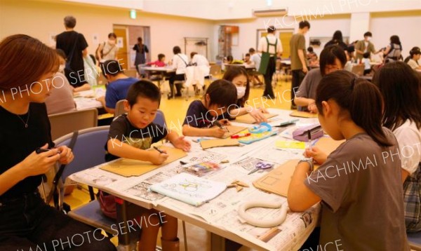 ８３人の親子連れらが楽しんだ絵本ライブ＆ワークショップ