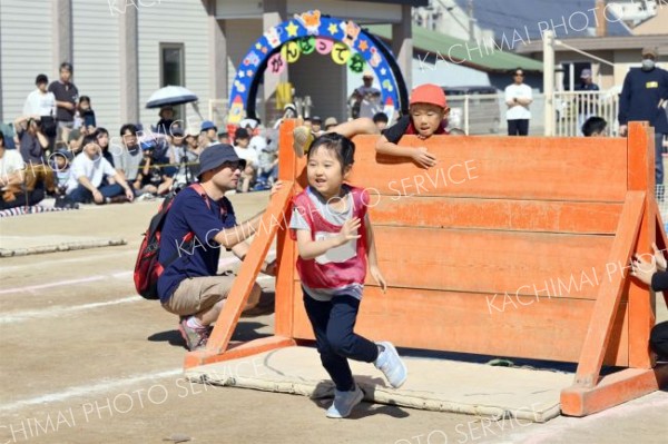 個人競技「さくらバッチの挑戦」で障害物を越え元気よく走る園児（１４日、午前１０時ごろ、帯広市内の藤幼稚園で。金野和彦撮影）