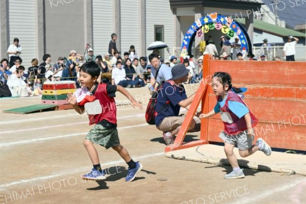 個人競技「さくらバッチの挑戦」で障害物を越え元気よく走る園児（１４日、午前１０時ごろ、帯広市内の藤幼稚園で。金野和彦撮影）