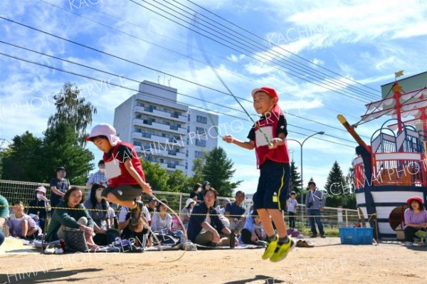 個人競技「さくらバッチの挑戦」で縄跳びに挑む園児（１４日、午前１０時ごろ、帯広市内の藤幼稚園で。金野和彦撮影）