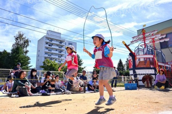 個人競技「さくらバッチの挑戦」で縄跳びに挑む園児（１４日、午前１０時ごろ、帯広市内の藤幼稚園で。金野和彦撮影）