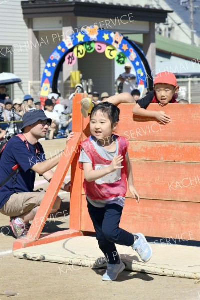 個人競技「さくらバッチの挑戦」で障害物を越え元気よく走る園児（１４日、午前１０時ごろ、帯広市内の藤幼稚園で。金野和彦撮影）