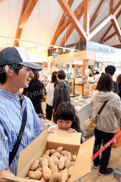 士幌町特産のジャガイモづくしのイベントでにきわった会場