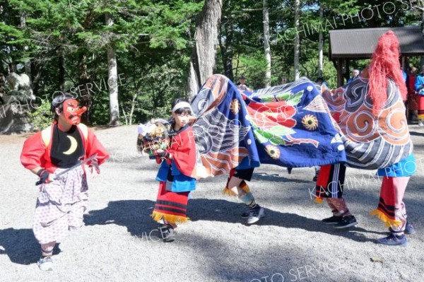 地域伝承の獅子舞、児童も　糠内神社秋季例大祭