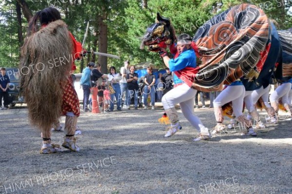 獅子舞を披露する糠内獅子舞保存会