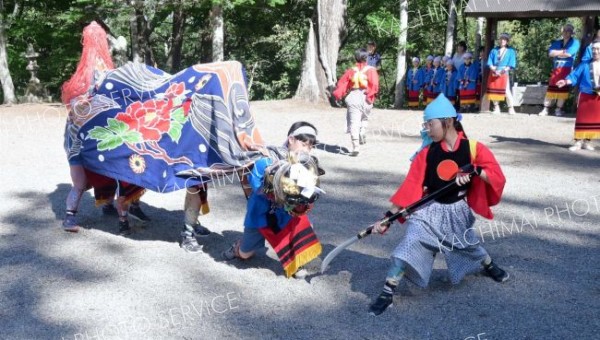 獅子舞を披露する糠内小学校の児童