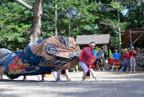 獅子舞を披露する糠内獅子舞保存会