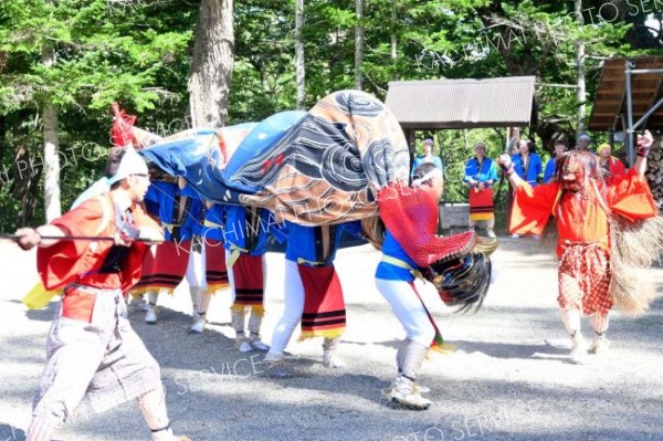 獅子舞を披露する糠内獅子舞保存会