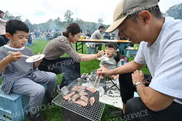 十勝和牛を炭火で焼いて味わう家族連れ（１５日午前１０時４０分ごろ、須貝拓也撮影）