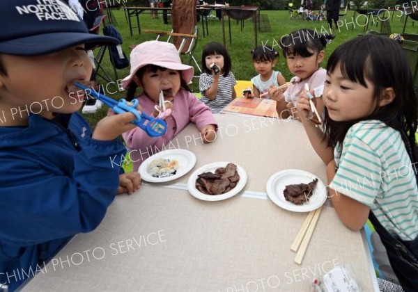 焼き上げた十勝和牛を味わう子どもたち（１５日午前１０時半ごろ、須貝拓也撮影）