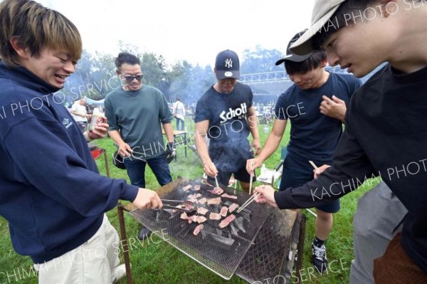 十勝和牛を炭火で焼いて味わう来場者（１５日午前１０時３０分ごろ、須貝拓也撮影）