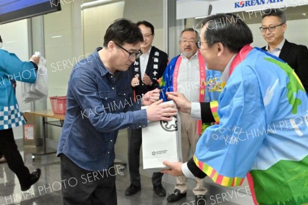 とかち帯広空港に４年ぶりに国際線　大韓航空到着を関係者が歓迎 9