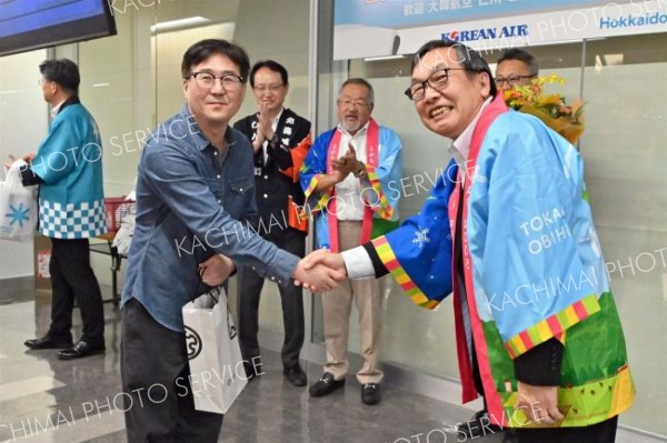 とかち帯広空港に４年ぶりに国際線　大韓航空到着を関係者が歓迎 12