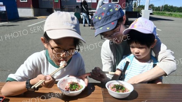 牛とろ丼を頬張る来場者