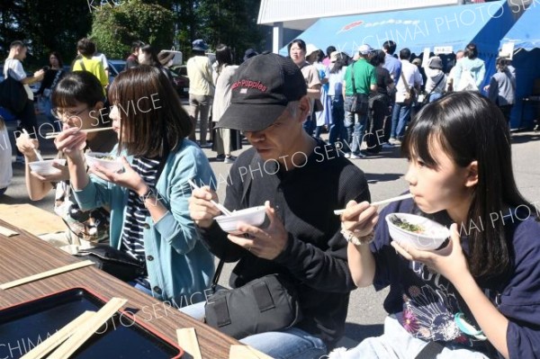 牛とろ丼を頬張る来場者（１６日午前１０時５分ごろ）