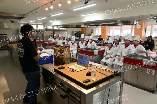 料理人の卵に十勝農業を解説　農協青年部協議会が帯広調理師専門学校で出前授業