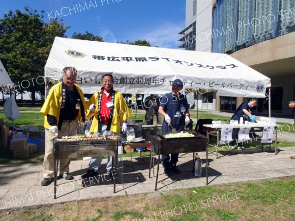 焼きそばに腕をふるう「白いＬの会」