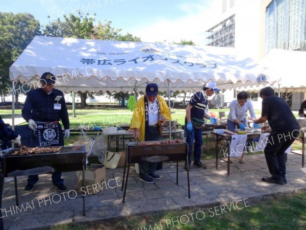 ジンギスカンやフランクフルトを料理する「白いＬの会」