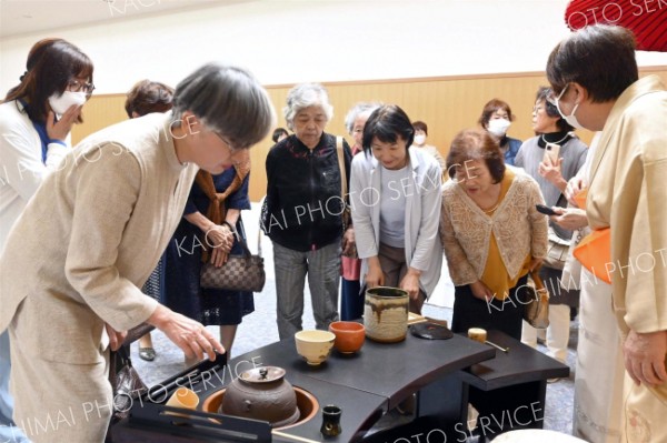 茶器を鑑賞する参加者