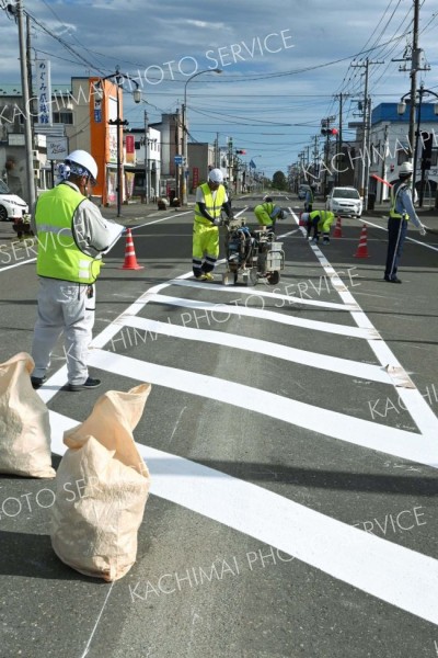 広尾・本通（国道３３６号）に区画線整備　事故防止へ