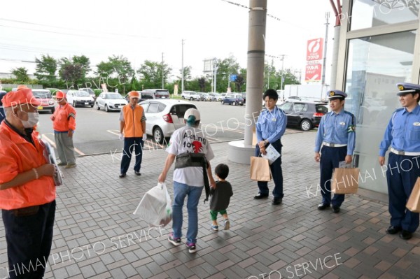 帯広市などが死亡事故現場近くで交通安全啓発