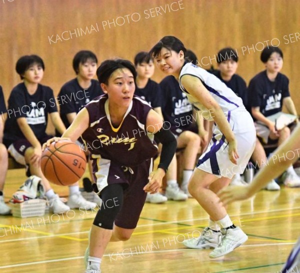 【女子決勝リーグ・ＪＡＭ　Ｕ―１５―帯四中】ＪＡＭ　Ｕ―１５の櫻田陽向主将（左、３年）がドリブルで切り込む