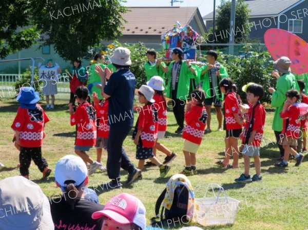 保護者など大人がみこしを担ぎ、祭りを盛り上げた