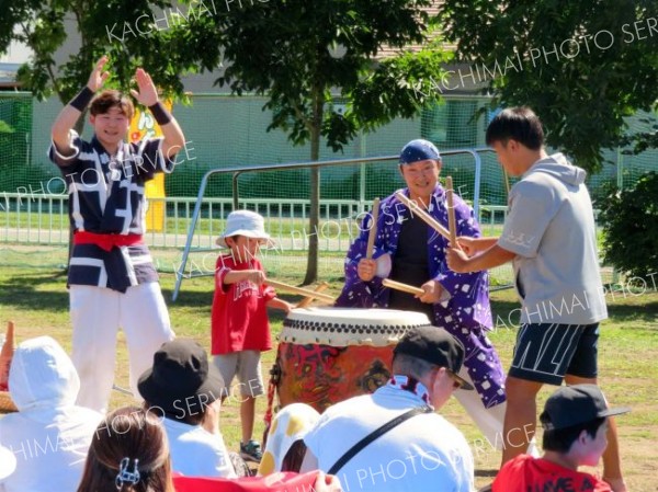 乱拍子による和太鼓の演舞。参加者とも共演した