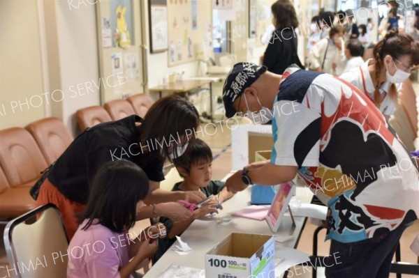 切り絵教室に参加する子どもたち